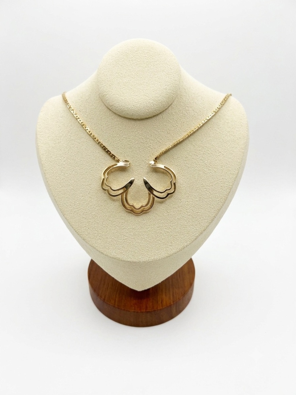 Vintage Minimalist Gold-Tone Openwork Floral Pendant Necklace